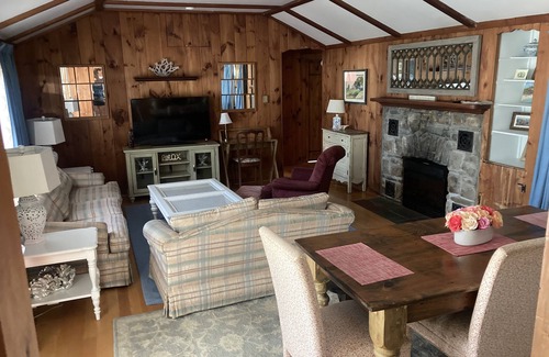 Saunderstown Casa | Beach Cottage shabby/chic comfortable home
