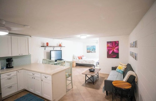 Punaluu Apartamento | Beach & Country Beachfront Studio