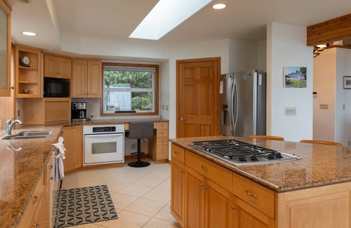 Kingston Casa | Beach Cove: 3 Bdrm, 2 Bath with Beach Access