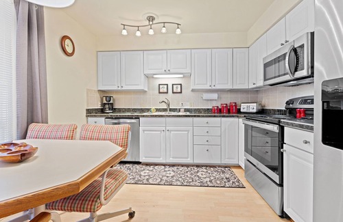 Northeast Virginia Beach Casa | Beach Escape - 2 minute walk to the Beach!