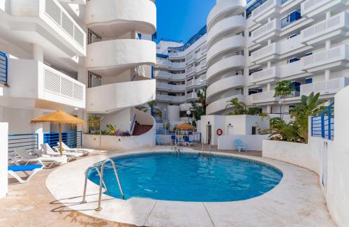 Torrequebrada Apartamento | Beach Escape with Pool and Parking