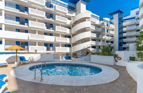 Torrequebrada Apartamento | Beach Escape with Pool and Parking
