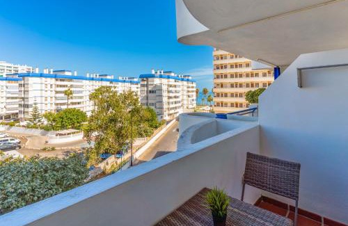 Torrequebrada Apartamento | Beach Escape with Pool and Parking