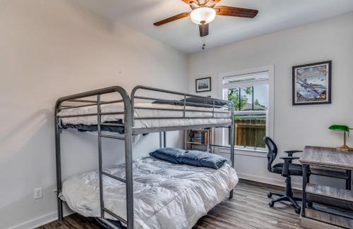 South Pensacola Casa | Beach Flow Bungalow-Mins to Downtown-Dining-Base