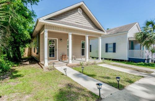 South Pensacola Casa | Beach Flow Bungalow-Mins to Downtown-Dining-Base