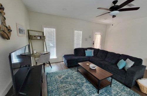 South Pensacola Casa | Beach Flow Bungalow-Mins to Downtown-Dining-Base