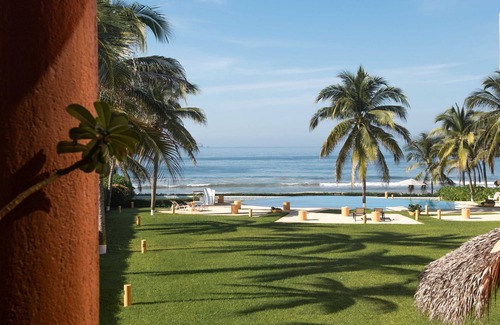 Barra de Potosí Condominio | Beach front 3-bedroom condo on Playa Blanca in fantastic Zihuatanejo