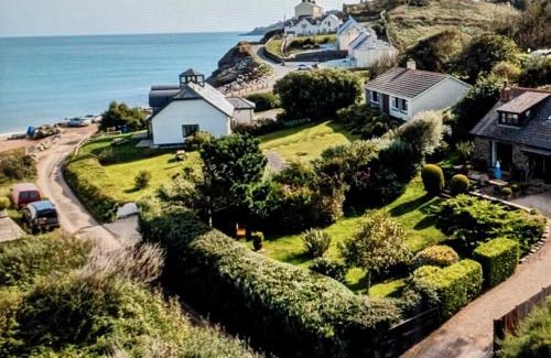 Chillington Apartamento | Beach Front Coastal Retreat with Sea Views