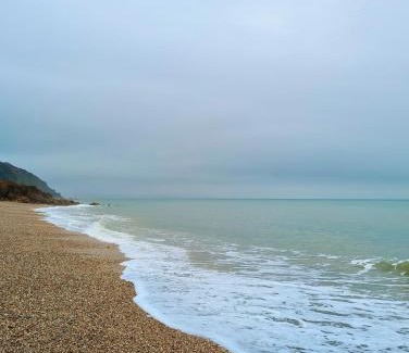 Chillington Apartamento | Beach Front Coastal Retreat with Sea Views