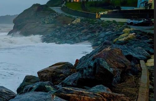 Chillington Apartamento | Beach Front Coastal Retreat with Sea Views