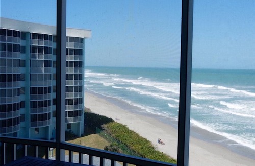 Satellite Beach Condominio | CONDO FRENTE AL MAR CON VISTAS ESPECTACULARES! LUJOSAMENTE RENOVADO 2/2 - 1300 SF