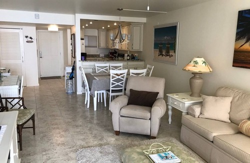 Gulfstream Beach Condominio | Condominio frente a la playa con excelentes vistas! Bellamente amueblado 2/2 - 1370 SF