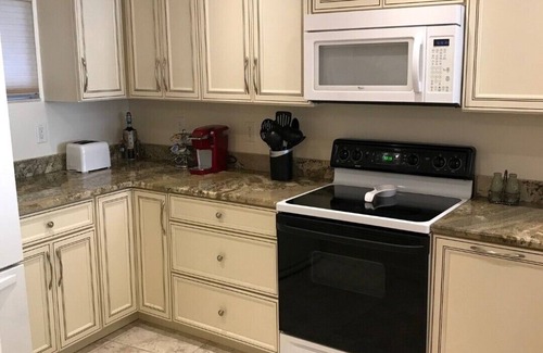 Gulfstream Beach Condominio | Condominio frente a la playa con excelentes vistas! Bellamente amueblado 2/2 - 1370 SF