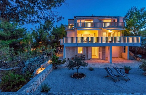 Cove Basina (Jelsa) Casa | Casa frente a la playa en Vrbanj