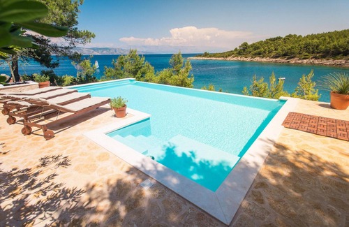 Cove Basina (Jelsa) Casa | Casa frente a la playa en Vrbanj
