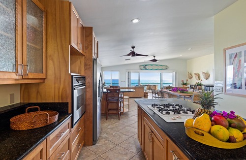 Makaha Casa | BEACH FRONT Paradise With A/C, Pool & Jet Tub