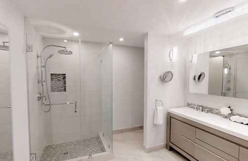 Seven Mile Beach Condominio | Beach Front Residence 107 Located at The Ritz-carlton by Redawning