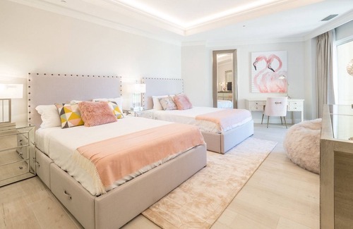 Seven Mile Beach Condominio | Beach Front Residence 107 Located at The Ritz-carlton by Redawning