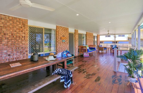Woodgate Casa | Beach Front Spectacular! @ 66 The Esplanade WOODGATE