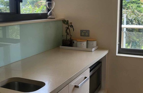 Warf Precinct Apartamento | Beach front, with huge outdoor living area and views. Everything you need!