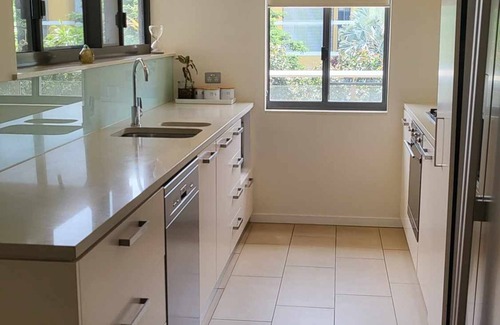 Warf Precinct Apartamento | Beach front, with huge outdoor living area and views. Everything you need!