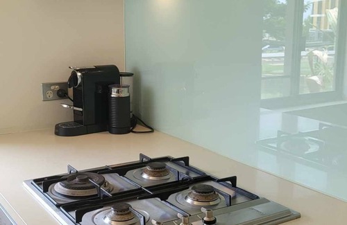 Warf Precinct Apartamento | Beach front, with huge outdoor living area and views. Everything you need!
