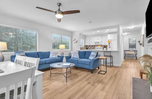 Caswell Beach Condominio | Beach Getaway Among the Oaks: Community Pools, Short Walk to Beach Access