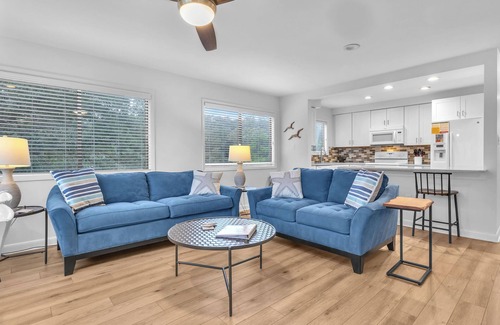 Caswell Beach Condominio | Beach Getaway Among the Oaks: Community Pools, Short Walk to Beach Access