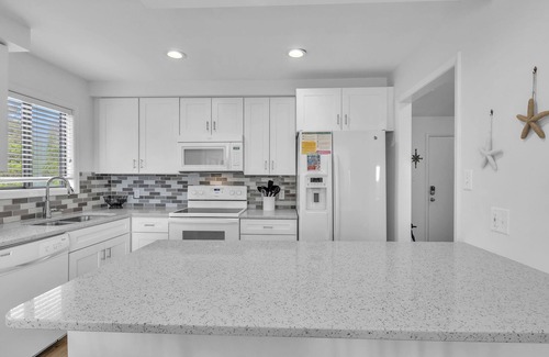 Caswell Beach Condominio | Beach Getaway Among the Oaks: Community Pools, Short Walk to Beach Access