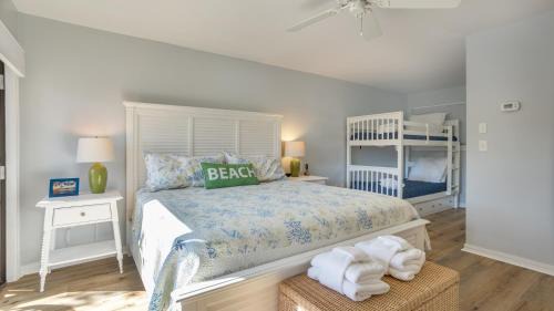 Palmetto Dunes Villa | Beach Getaway, Lagoon, Private Deck