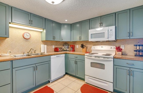 Garden City Apartamento | Beach Getaway with Pool Access and Patio with Ocean View