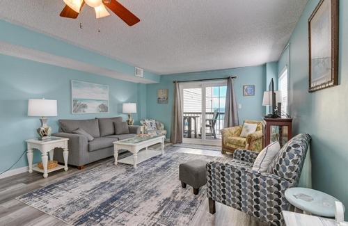 Garden City Apartamento | Beach Getaway with Pool Access and Patio with Ocean View