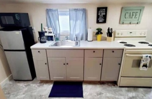 North Weymouth Cabaña | Beach guest house, Free parking close to Boston