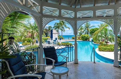 Schooner Bay Apartamento | "Beach Happy" Schooner Bay - Beachfront Apartment