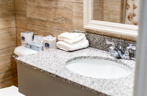 Sturgeon Bay Hotel | Beach Harbor Resort
