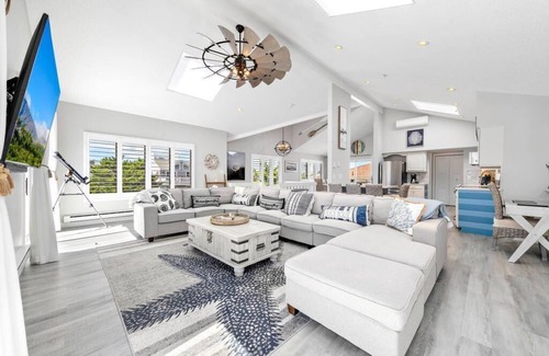 Peahala Park Casa | Beach Haven Park 4 Bed, 2.5 Bath Reverse Living, Beach Block, Heated Pool
