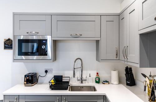 Mumbles Apartamento | Beach Haven, Steps to Sand, Trails & Shops, Highly Rated 2-Bedroom House Minutes from Mumbles Beach with a Patio