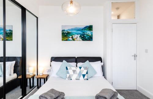 Mumbles Apartamento | Beach Haven, Steps to Sand, Trails & Shops, Highly Rated 2-Bedroom House Minutes from Mumbles Beach with a Patio
