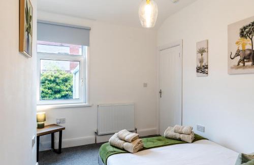 Mumbles Apartamento | Beach Haven, Steps to Sand, Trails & Shops, Highly Rated 2-Bedroom House Minutes from Mumbles Beach with a Patio