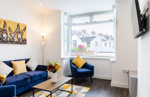 Mumbles Apartamento | Beach Haven, Steps to Sand, Trails & Shops, Highly Rated 2-Bedroom House Minutes from Mumbles Beach with a Patio