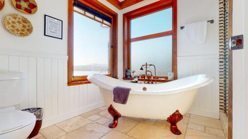 Selma Park Casa | Beach Hideaway Sea to Sky Loft