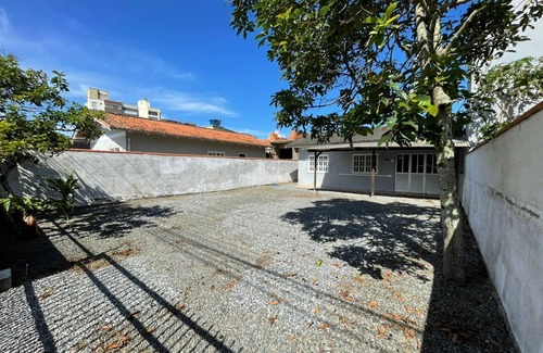 Meia Praia Casa | Beach house with large patio 150m from the sea