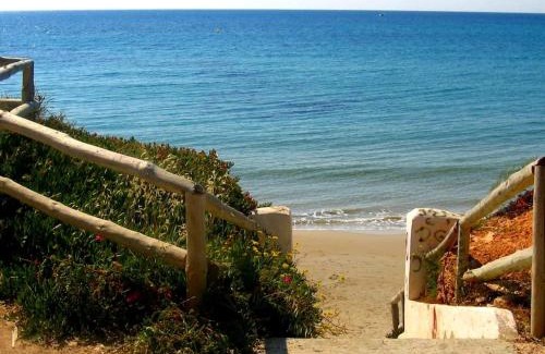 Pueblo Latino Casa | Beach Holiday home with wifi and air con