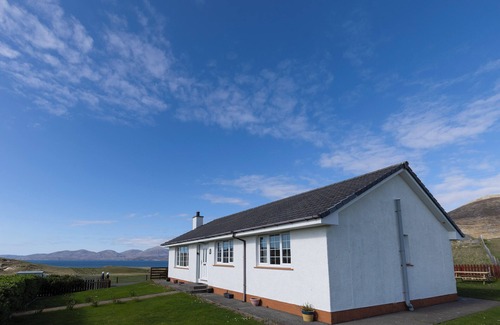 Harris Cabaña | Beach holiday home 5 minutes' walk to Luskentyre Beach