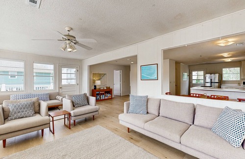 Edisto Island Casa | Beach home with huge lawn, open deck, covered patio & grill
