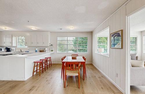 Edisto Island Casa | Beach home with huge lawn, open deck, covered patio & grill