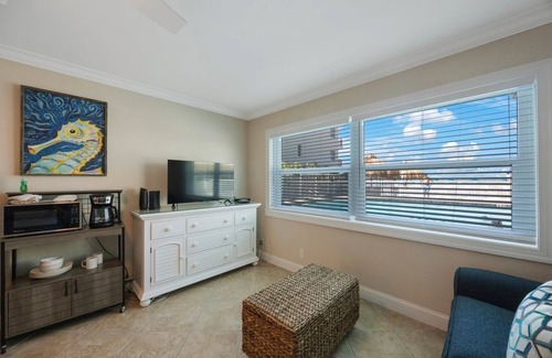 Madeira Beach Condominio | # 154 Surf Song Resort: 1 BR / 1 BA planta baja en la playa de Madeira, para 2 personas