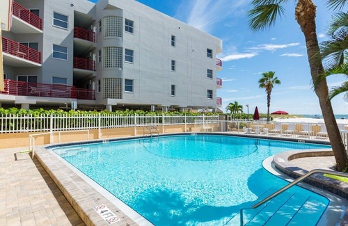 Madeira Beach Condominio | # 154 Surf Song Resort: 1 BR / 1 BA planta baja en la playa de Madeira, para 2 personas