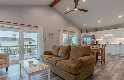 Spanish Grant Casa | Beach House! 2nd Row! 6 minutes to Galveston Activities!