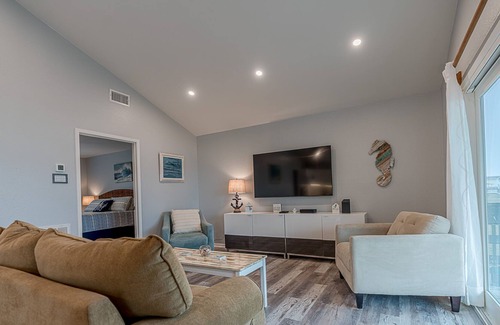 Spanish Grant Casa | Beach House! 2nd Row! 6 minutes to Galveston Activities!
